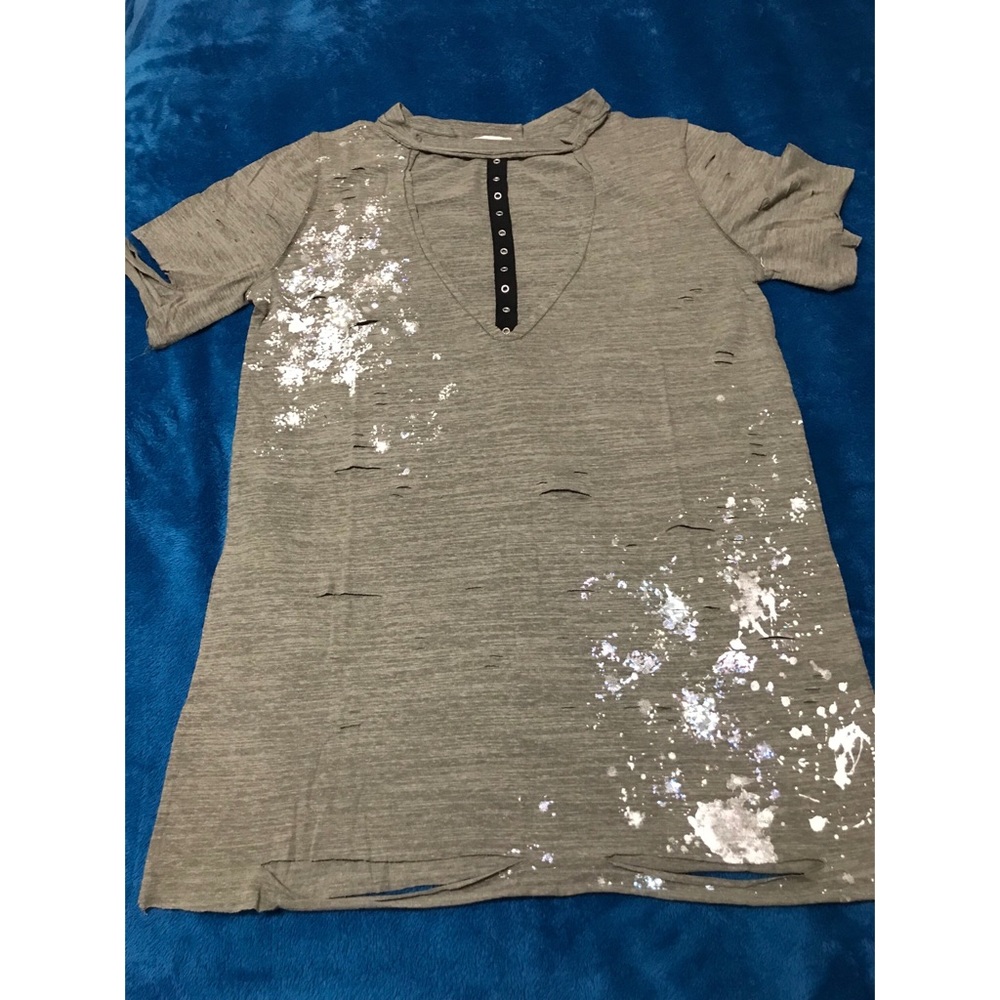 ⭐️3/$20 LAST ONE!! Women’s Distressed Keyhole Tee - Picture 4 of 6